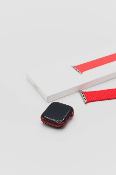 Inverigo Italien Nov 2021 Geschlossene Rote Box Für Apple Uhren — Stockfoto