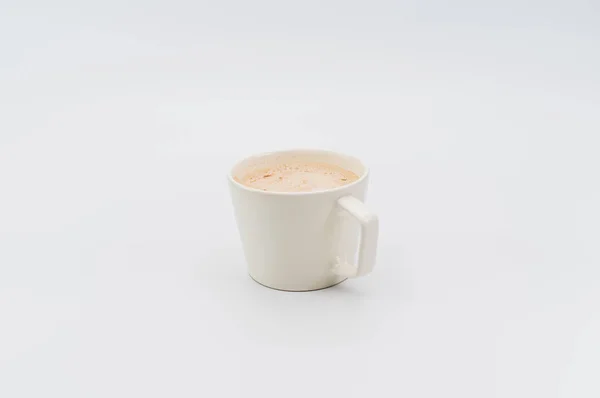 Moderne Weiße Steinzeugbecher Mit Heißem Veganem Cappuccino Auf Weißem Hintergrund — Stockfoto
