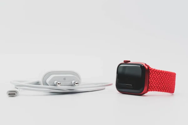 Inverigo Itália Novembro 2021 Apple Assistir Produto Vermelho Carregador Uma — Fotografia de Stock