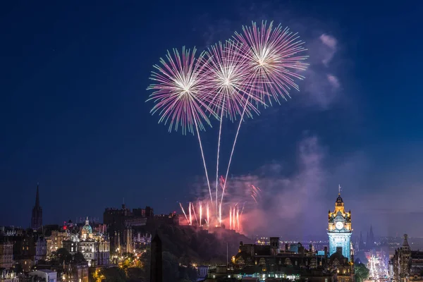 背景にはライトアップされた美しい夜景とカラフルな花火 — ストック写真