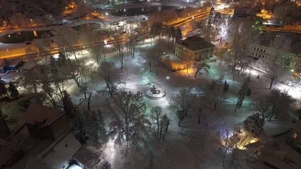 Flygfoto Över Den Snötäckta Staden Snöstorm Nattetid — Stockfoto