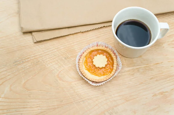 Schwarze Kaffeetasse Und Süßer Marmelade Cupcake Auf Einer Tischplatte Aus — Stockfoto