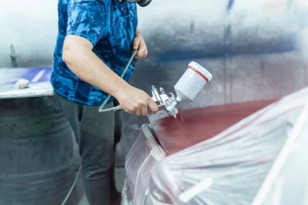 Auto Mechanik Malowanie Czerwonego Samochodu Warsztacie Przestrzeń Kopiowania — Zdjęcie stockowe