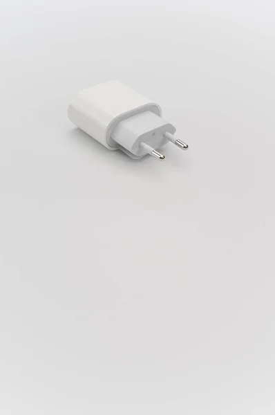 Inverigo イタリア 2021年11月20日 テキスト空間で白い背景に絶縁されたポータブルバッテリ充電器 — ストック写真