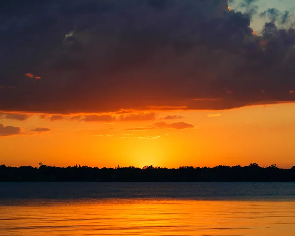 Ein Wunderschöner Leuchtend Orangefarbener Sonnenuntergang Über Einem Meer — Stockfoto