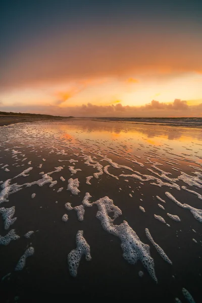 Una Toma Vertical Puesta Sol Sobre Mar Veersedam Zelanda Países — Foto de Stock