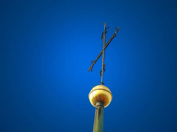 Closeup Shot Cathedral Cross Isolated Blue Sky — Stockfoto