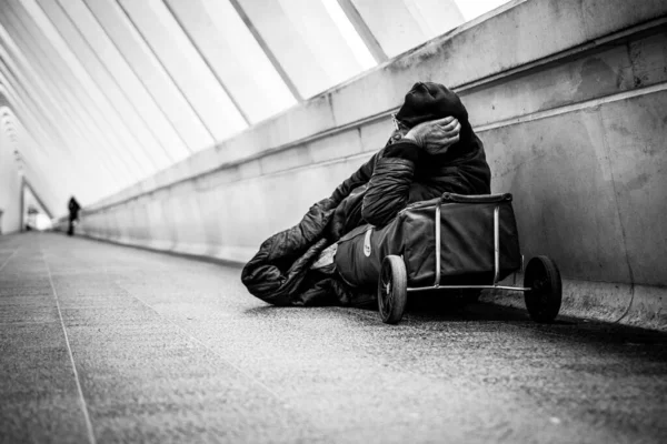 Лигии Бельгиум Ноября 2021 Года Снимок Бездомного Оттенках Серого Станции — стоковое фото