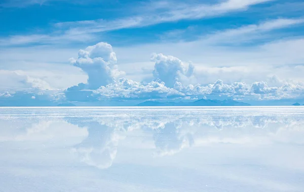 Beautiful View Uyuni Desert Reflections White Clouds Bolivia — Foto de Stock