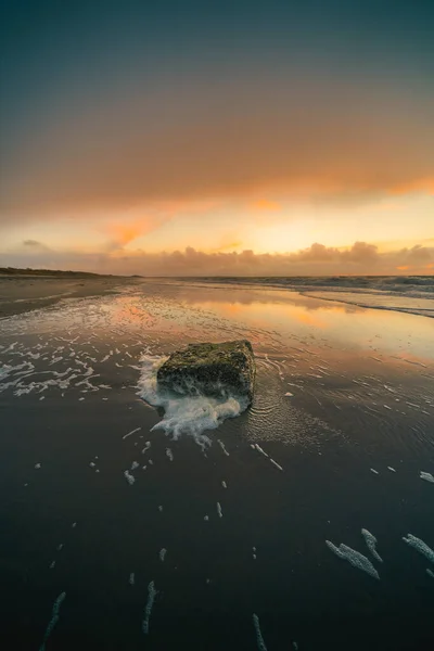 Una Toma Vertical Puesta Sol Sobre Mar Veersedam Zelanda Países — Foto de Stock