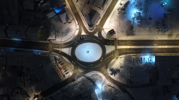 Widok Powietrza Pokrytego Śniegiem Miasta Podczas Burzy Śnieżnej Nocy — Zdjęcie stockowe