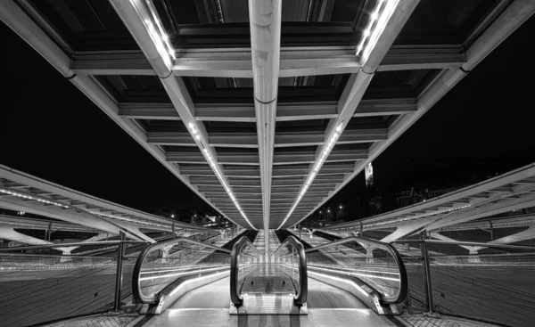 Grayscale Shot Train Station Interior Escalators — Stock fotografie