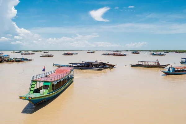 Kampong Phluk カンボジア 2017年8月13日 トンレサップ湖の川岸近くで長いボートが結ばれ係留され カンボジアのシェムリアップ州のKampong Phluk浮遊村への観光輸送 — ストック写真
