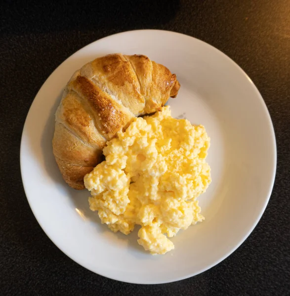 Top View Scrambled Eggs Croissant White Plate Table — Stock fotografie