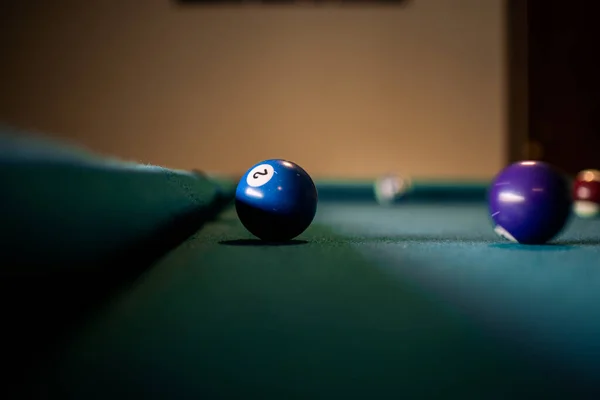 プールテーブルの上の色のビリヤードボールの選択的フォーカスショット — ストック写真