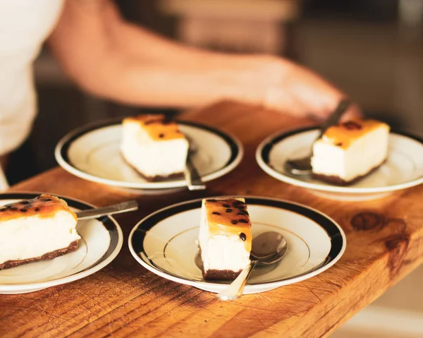Four Delicious Cheesecakes Glazed Honey White Plates Restaurant — Stock Photo, Image