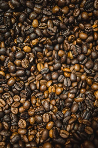 Vertical Closeup Shot Heap Fresh Coffee Beans — ストック写真