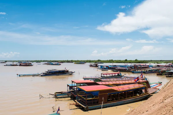 Kampong Phluk Cambodia Agosto 2017 Barcos Largos Atados Amarrados Cerca —  Fotos de Stock