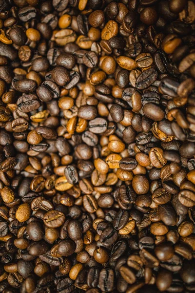 Vertical Closeup Shot Heap Fresh Coffee Beans — ストック写真