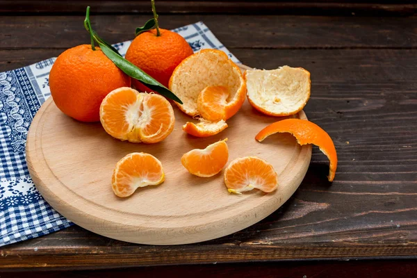 Closeup Shot Peeled Juicy Tangerines Wooden Stand Kitchen — Stockfoto