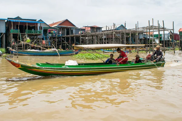 Kampong Phluk Cambodia Agosto 2017 Pequeños Barcos Utilizados Principalmente Por —  Fotos de Stock