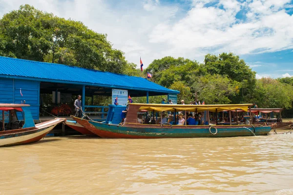 Kampong Phluk カンボジア 2017年8月13日 トンレサップ湖の川岸近くで長いボートが結ばれ係留され カンボジアのシェムリアップ州のKampong Phluk浮遊村への観光輸送 — ストック写真