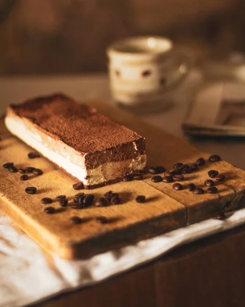 Ένα Νόστιμο Κέικ Μους Σοκολάτας Κόκκους Καφέ Μια Ξύλινη Σανίδα — Φωτογραφία Αρχείου