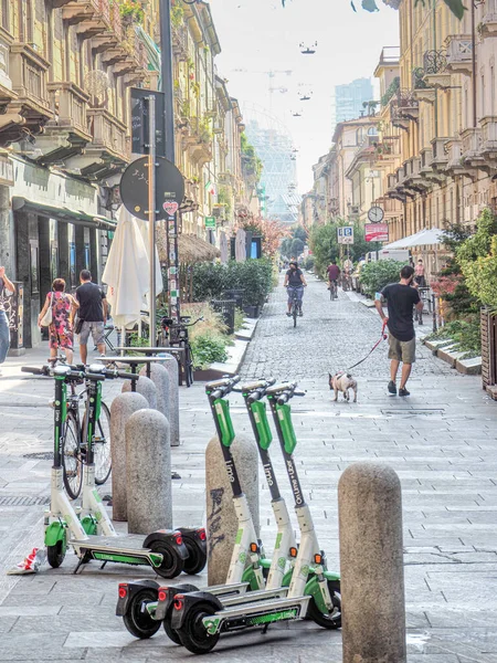 Milán Italia 2021 Varios Scooters Eléctricos Alquiler Estacionados Calle Milán —  Fotos de Stock