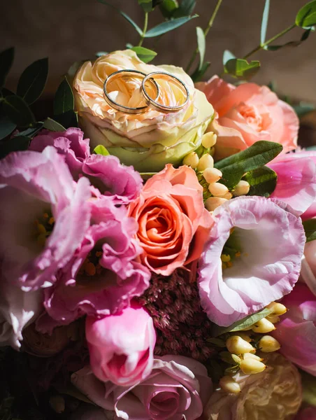 Vertical Shot Beautiful Floral Bridal Bouquet Wedding Rings — Stock Fotó