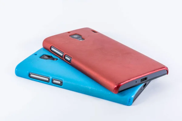 Nahaufnahme Zweier Smartphones Mit Roten Und Blauen Hüllen Auf Weißem — Stockfoto