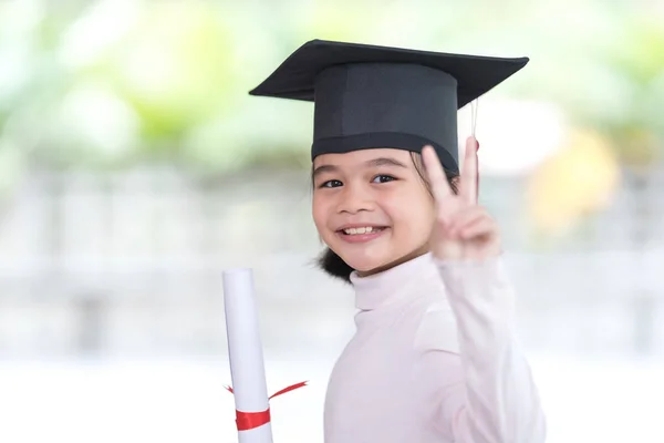 Una Colegiala Del Sudeste Asiático Feliz Con Certificado Que Celebra — Foto de Stock