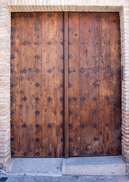 Closeup Old Traditional Brown Door Medieval Buildings Wall — 图库照片