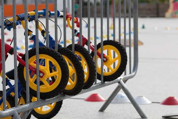 Μια Σχάρα Στάθμευσης Ποδηλάτων Μικρά Πολύχρωμα Ποδήλατα Για Παιδιά — Φωτογραφία Αρχείου