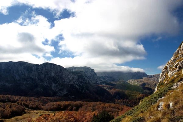 Ein Faszinierender Blick Auf Eine Wunderschöne Berglandschaft — Stockfoto