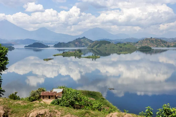 Beautiful Shot Reflection White Clouds Lake Africa — Foto de Stock