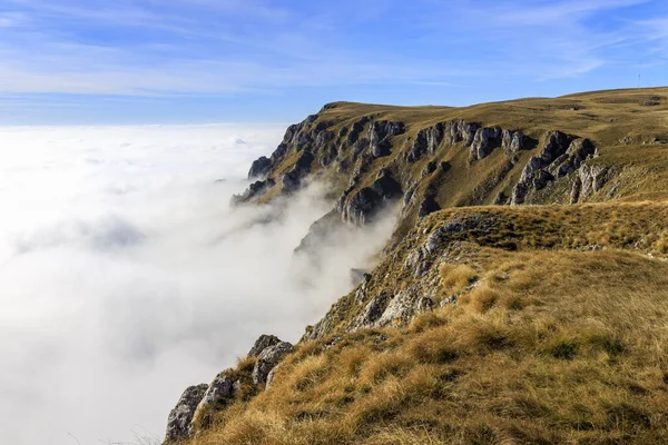 Disparo Luz Del Día Montañas Cubiertas Niebla Pesada —  Fotos de Stock