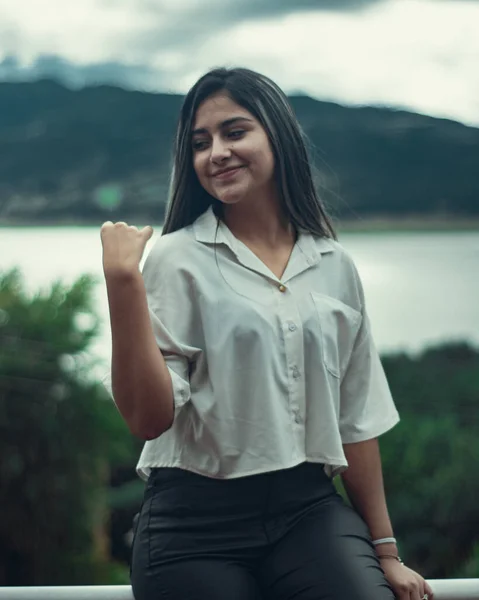 셔츠와 바지를 야외에서 포즈를 취하고 매력적 콜롬비아의 — 스톡 사진
