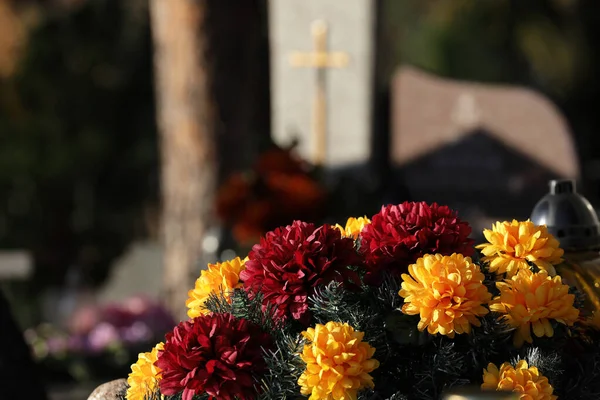 Μια Όμορφη Φωτογραφία Από Λουλούδια Ένα Νεκροταφείο Στην Πολωνία — Φωτογραφία Αρχείου