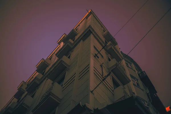 Low Angle Shot Angular Building Purple Sunset Sky — Fotografia de Stock