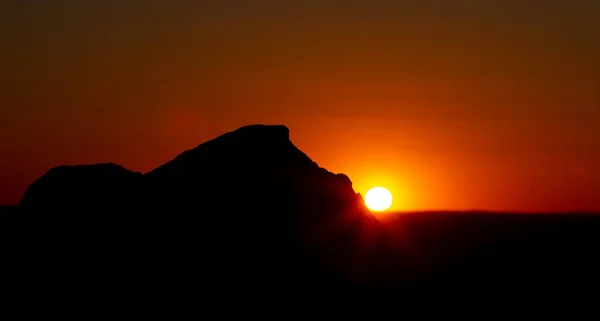 岩の上の黄金の夕日の空の美しいシーン — ストック写真