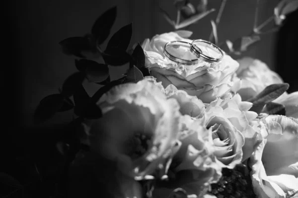 Grayscale Closeup Beautiful Floral Bridal Bouquet Wedding Rings — Fotografia de Stock