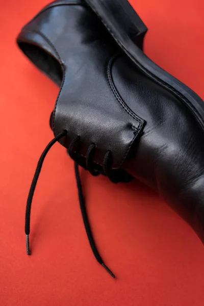 Крупним Планом Знімок Класичного Чорного Чоловіка Взуття Яскраво Червоному Тлі — стокове фото