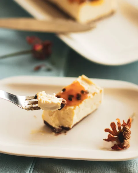 Delicious Cheesecake Glazed Honey White Plate Restaurant — Stock Photo, Image