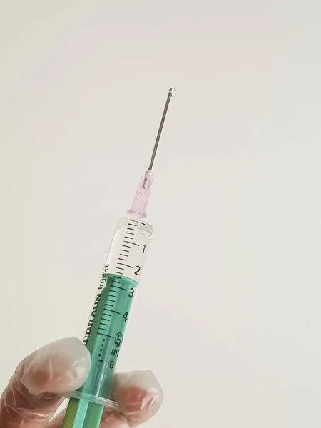 Vertical Shot Hand Glove Holding Syringe Filled Liquid — Stockfoto