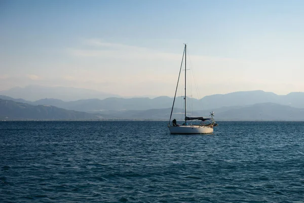 Paralia Rachon Greece Sep 2021 Sebuah Perahu Berlayar Laut Dekat — Stok Foto