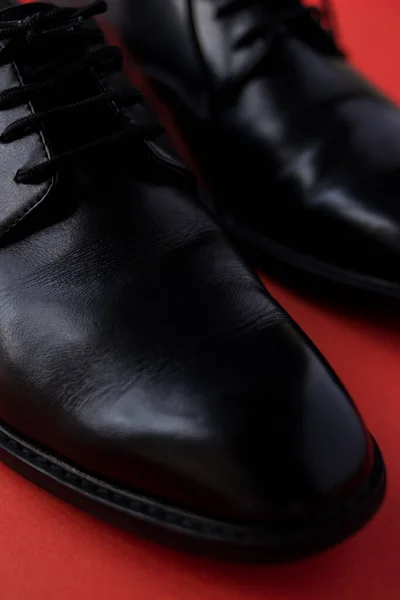 Close Shot Classic Black Man Shoe Bright Red Background — Stockfoto