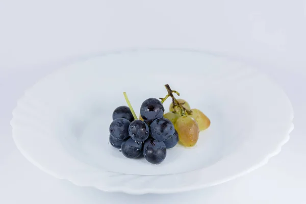 Closeup Shot Some White Blue Grape White Plate — Stock Photo, Image