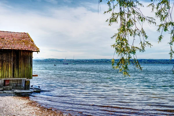 Beautiful Shot Afternoon Lake Hut Tree — Stockfoto