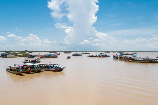 Kampong Phluk Cambodia Agosto 2017 Barcos Largos Atados Amarrados Cerca — Foto de Stock