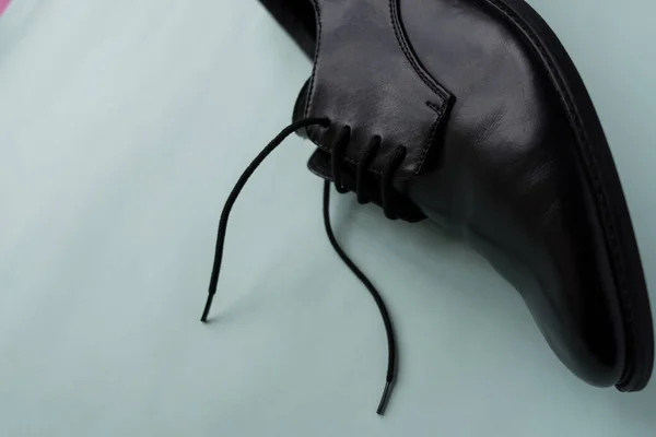 Ένα Κοντινό Πλάνο Ενός Μαύρου Κλασικού Παπουτσιού — Φωτογραφία Αρχείου